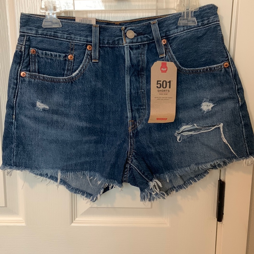 Levi’s NWT dark-wash denim shorts size 28